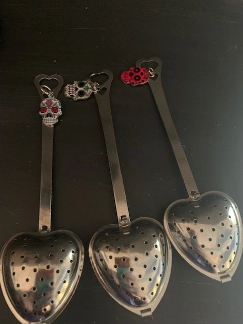 SUGAR SKULL HEART TEA INFUSER
