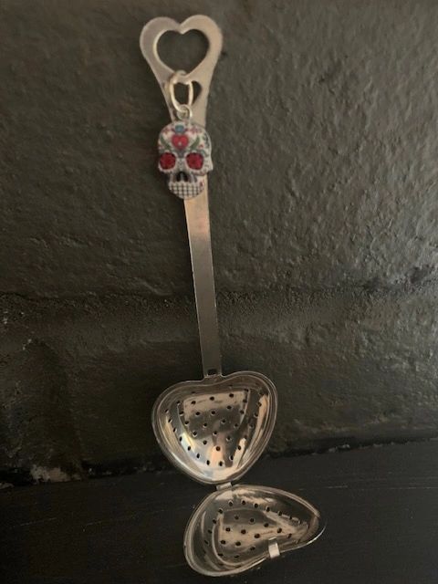 SUGAR SKULL HEART TEA INFUSER