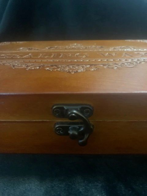 SEALING WAX KIT IN WOODEN BOX