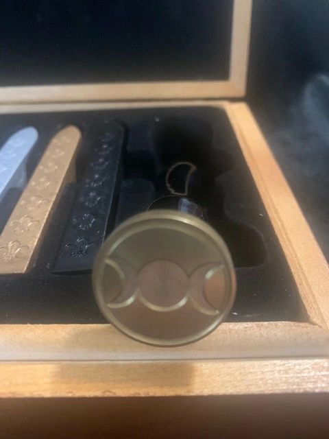 SEALING WAX KIT IN WOODEN BOX