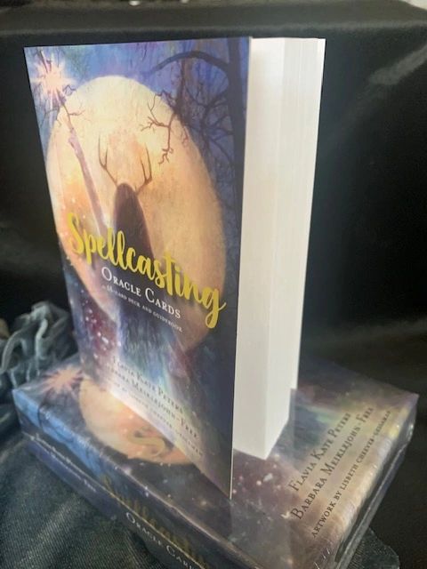 SPELLCASTING ORACLE CARDS WITH FREE TAROT BAG